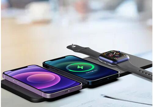 Cargador inalámbrico 3 en 1 cargando iPhone y Apple Watch — lifestyle